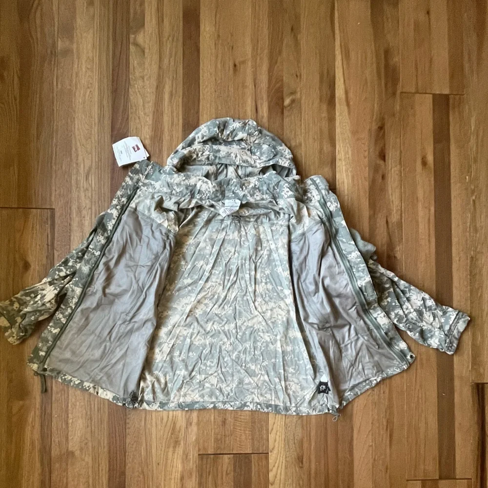 NWT ECWCS GEN III Level 5 Soft Shell Jacket US Army Men’s Sz M Camouflage‎